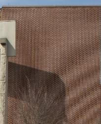 Eine Backsteinmauer zeigt einen wirbelnden Effekt ähnlich wie Wellen aufgrund des Moiré-Musters